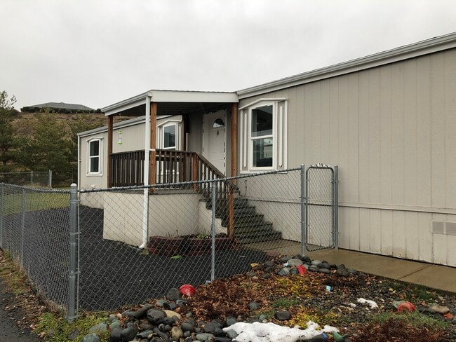 Building Photo - 255 NW Golden Hills Dr