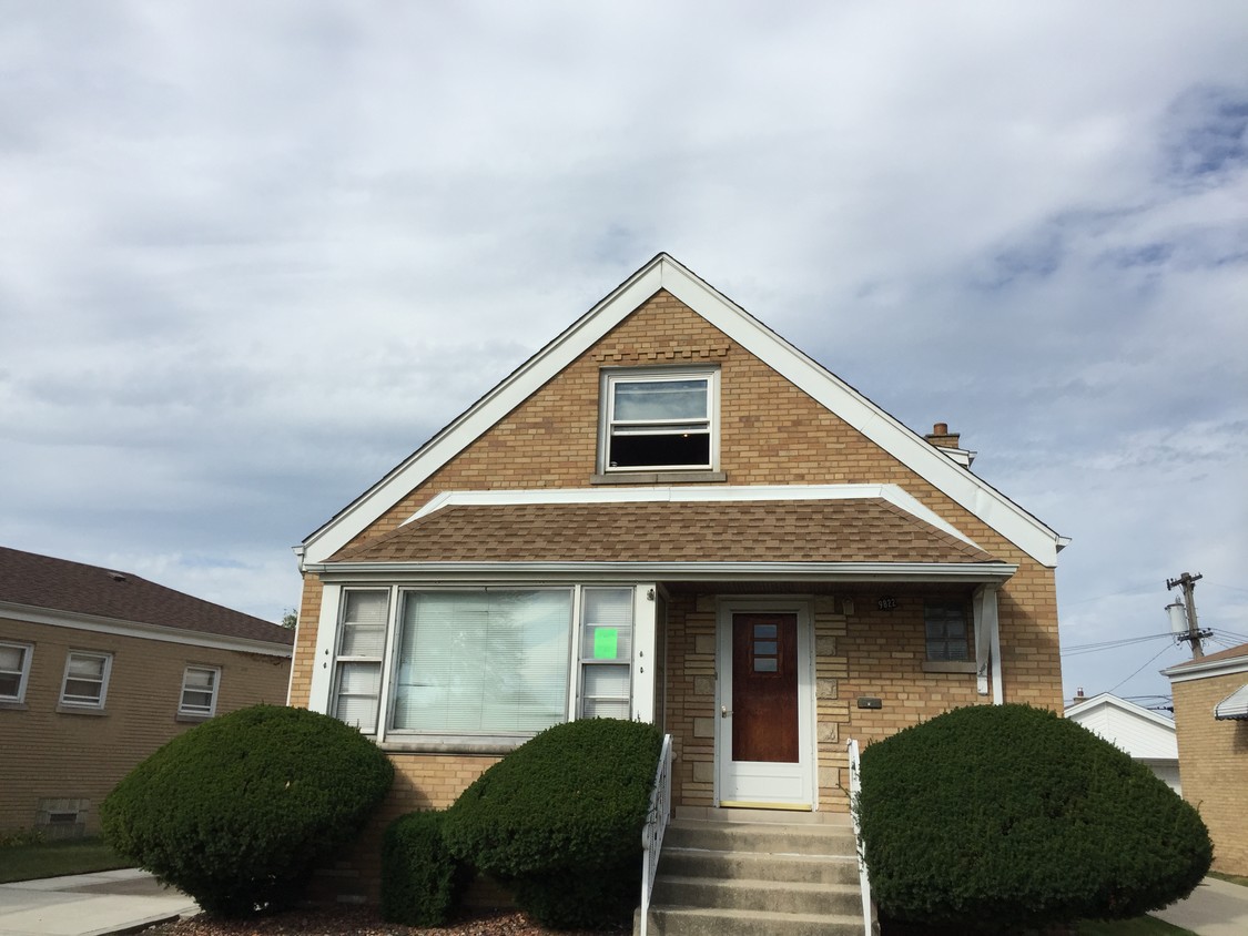 9822 S Utica Ave, Evergreen Park, IL 60805 House for Rent in