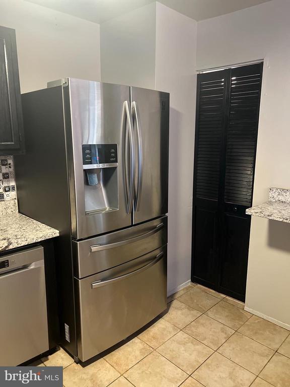 Building Photo - 6120 Fairwood Ave