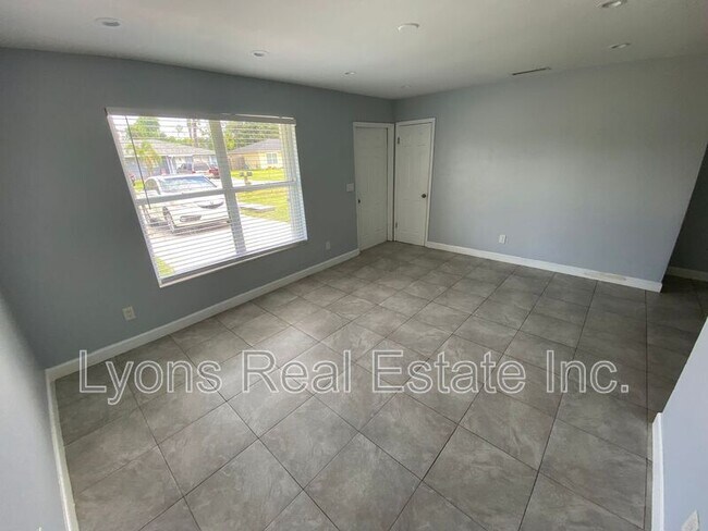 Foto del edificio - 4200 Pine Drop Ln