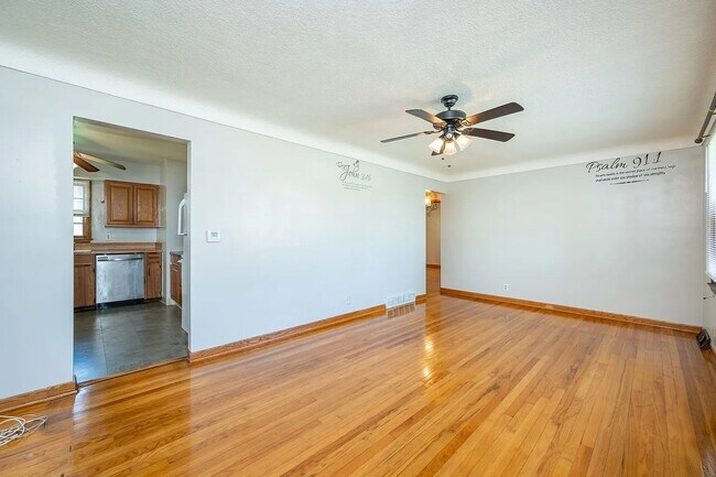 Foto del edificio - Gorgeous hardwood floors!