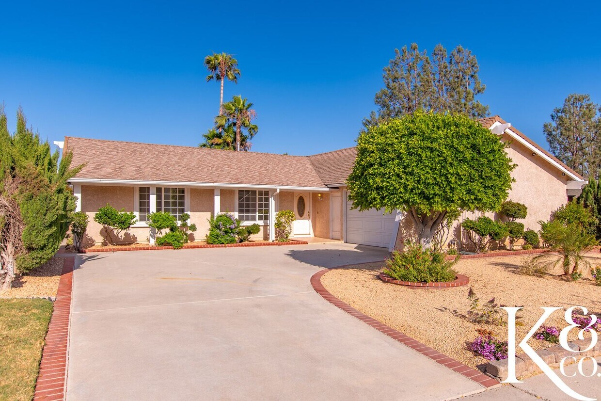 Foto principal - Stunning 4-Bedroom Simi Valley Home with P...
