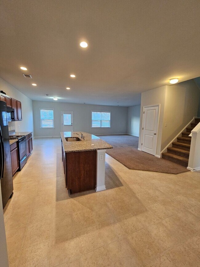 Foto del edificio - Spacious Two-Story Living on a Premium Lot...