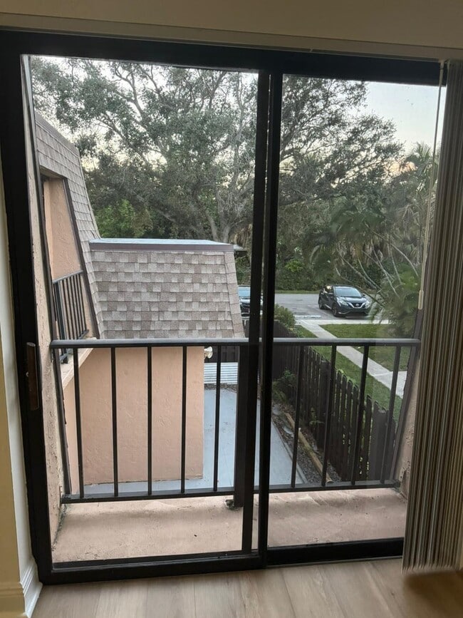 Foto del edificio - 4702 Waterview Cir