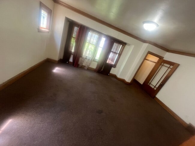 Building Photo - Spacious 2Bedroom Lower Duplex
