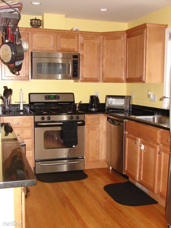 Building Photo - 3 br, 2.5 bath  - 39 Oak St Apt 3