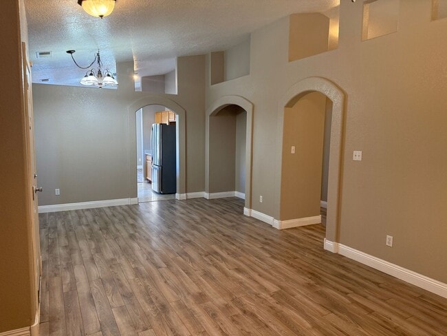 Building Photo - Great Area, 3 Bedroom, 2 Bath with major kitchen appliances.