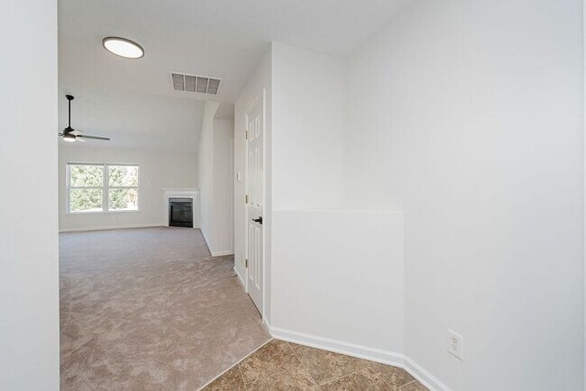 Foto del edificio - 5896 Hollow Oak Trail