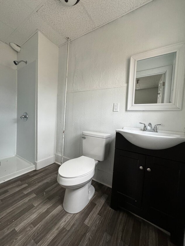 Building Photo - 1 bedroom 1 bath apartment available now u...