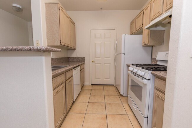 Foto del edificio - Beautiful 2-Bedroom, 2-Bath Condo in Gated...