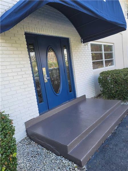 Building Photo - 382 E Royal Palm Rd