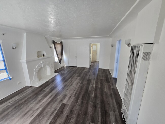 Building Photo - 611 W 85th St