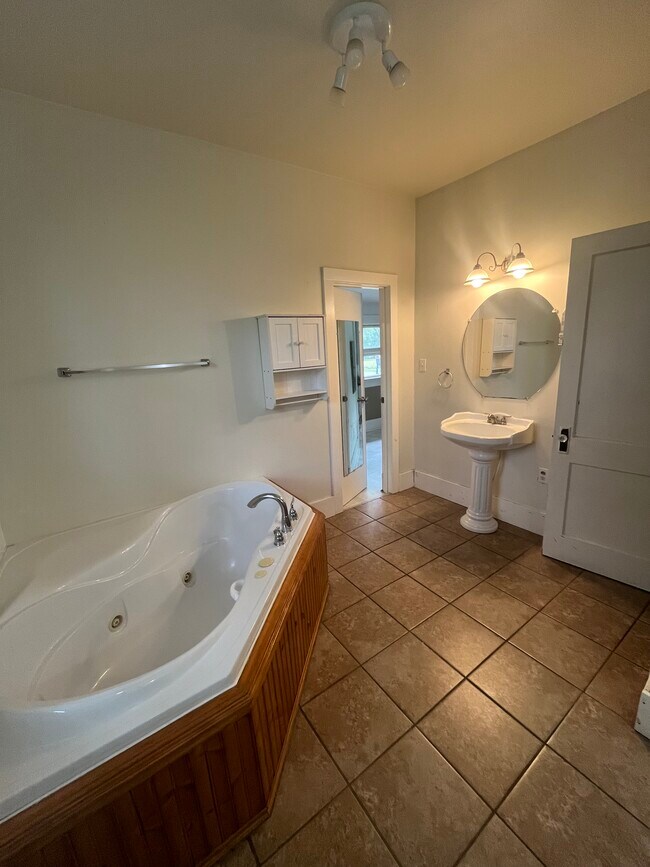 Baño - 1404 N Walnut St