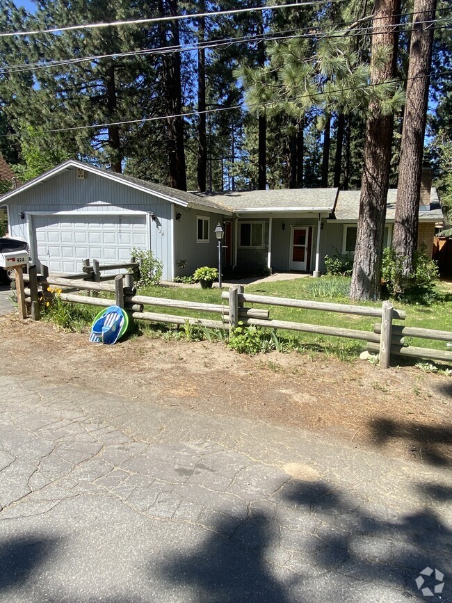 Building Photo - 924 Linda Ave