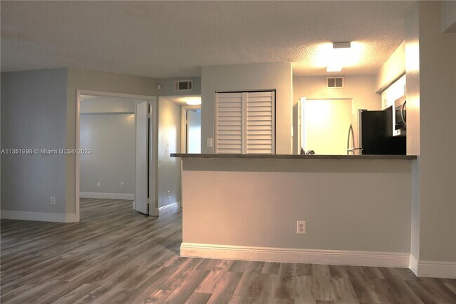 Building Photo - 640 S Park Rd
