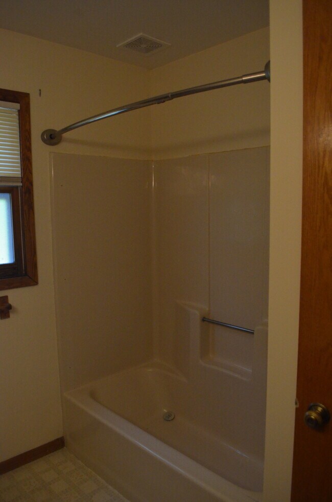 Building Photo - 1205 Schoenhaar Dr