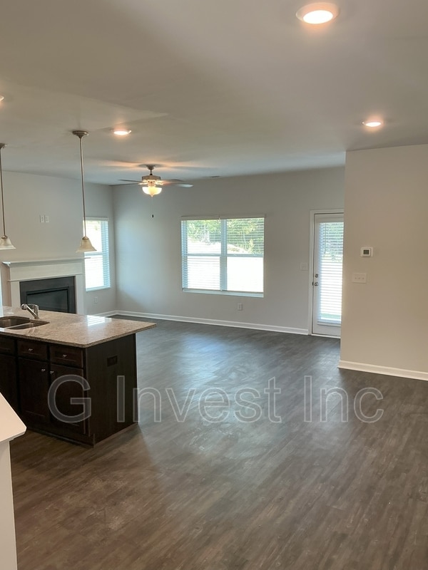 Building Photo - 7484 Knoll Hollow Rd