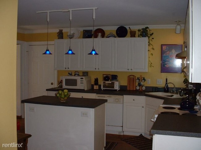 Building Photo - 3 br, 2.5 bath House - 303 Cary Pines Dr