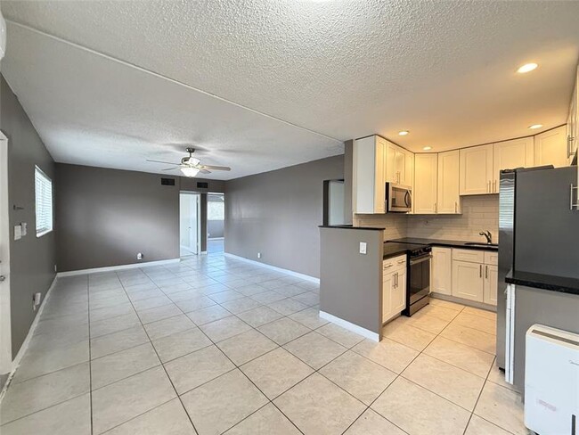 Building Photo - 530 NE 34th Ct