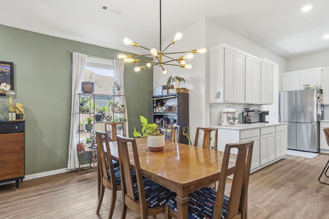 Foto del edificio - Quiet 4 Bedroom Oasis in Farmington
