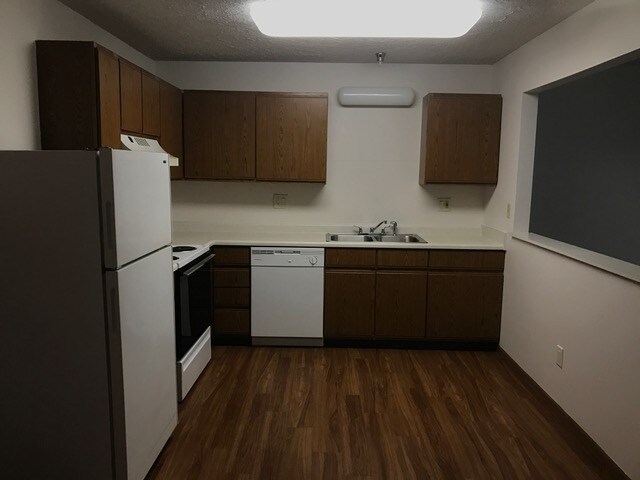 Kitchen - 3000 Meadow Ln NE