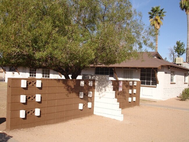 Building Photo - 3 plex apt, all tile flooring!