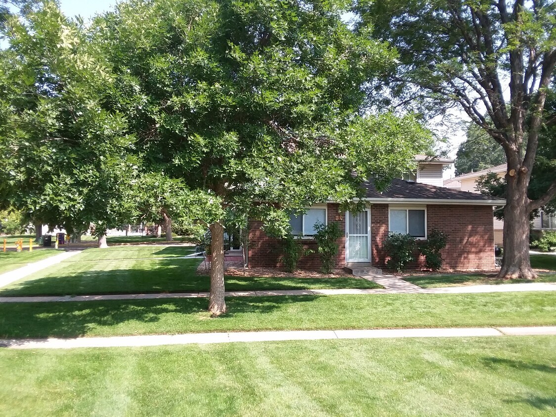 Primary Photo - 9195 E Lehigh Ave