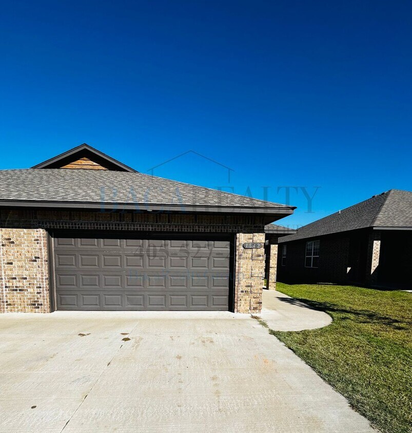 Primary Photo - Move -in Special!! 3br 2ba duplex with 2 c...