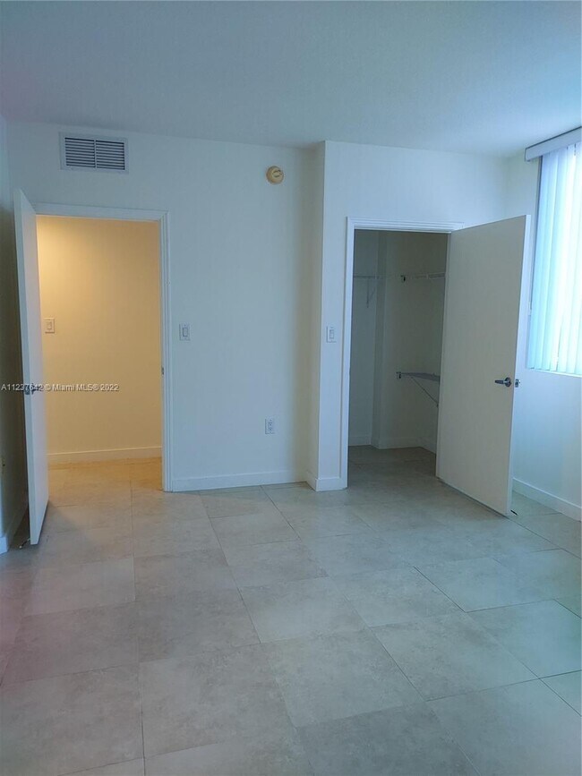 Foto del edificio - 9066 SW 73rd Ct