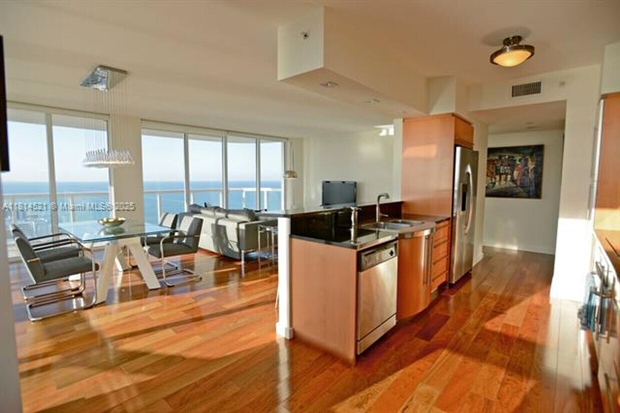 Foto principal - 6365 Collins Ave