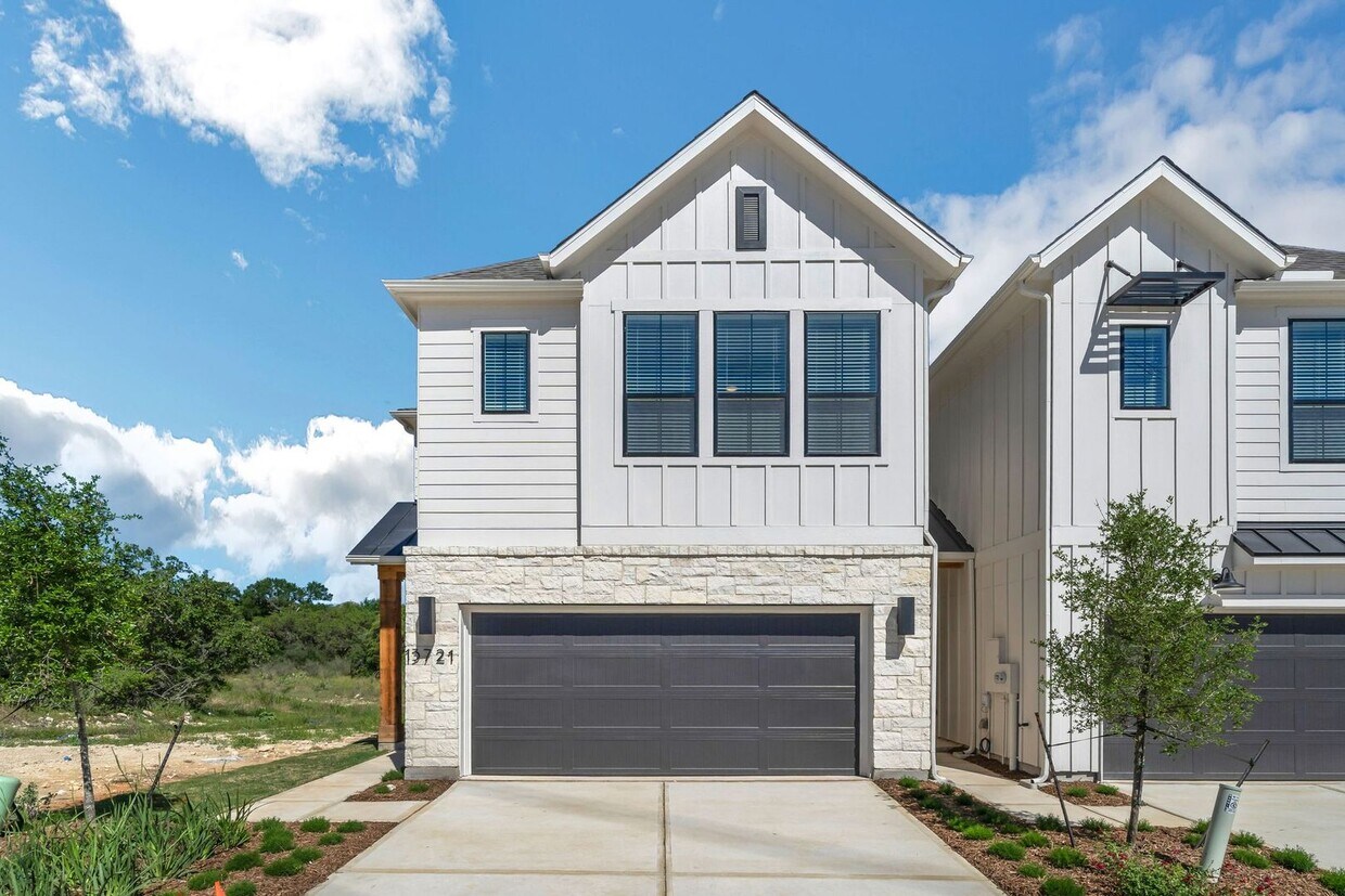 Foto principal - Luxury Living! Beautiful New Construction ...