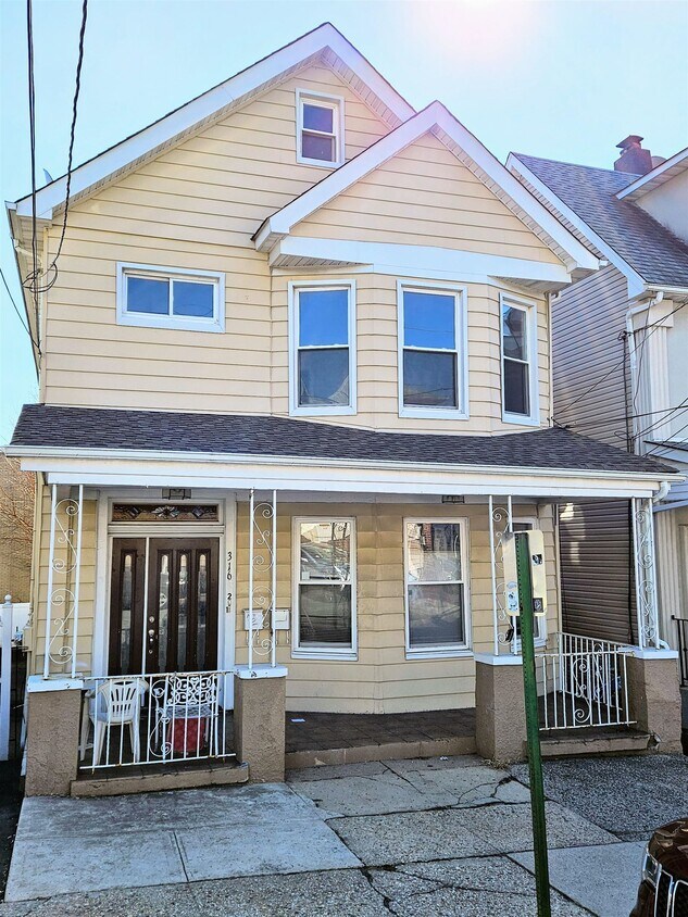 316 Devon St Unit 2, Kearny, NJ 07032 Room for Rent in Kearny, NJ