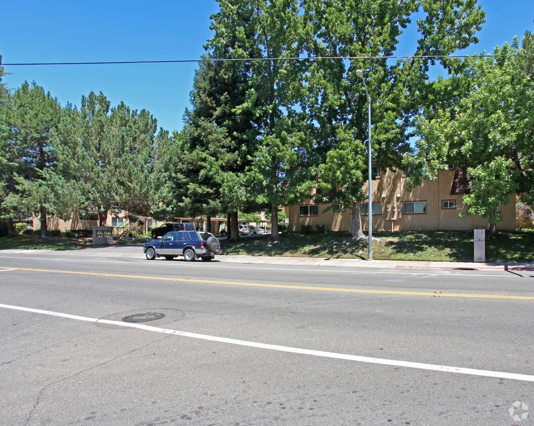 Building Photo - The Oaks Apartments