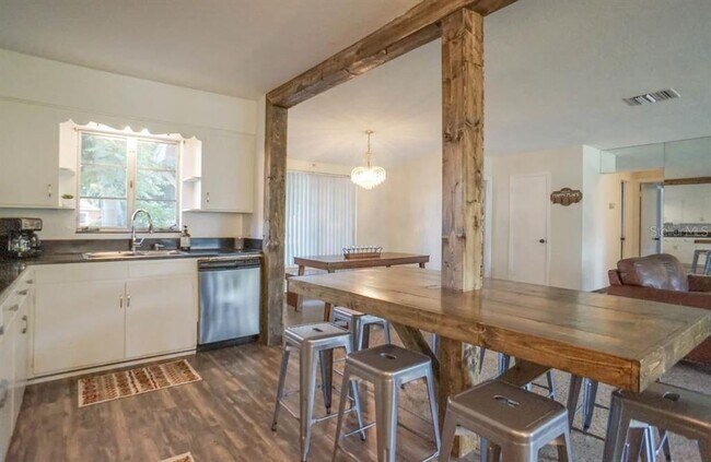 Foto del edificio - 604 Normandy Rd