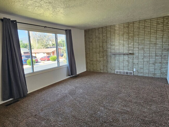 Foto del edificio - Spacious 4 Bed Bountiful Home | Central Location & Covered Parking