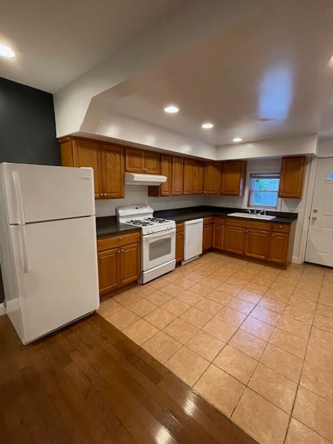 Building Photo - Huge 3 bed in Newbold South Philadelphia