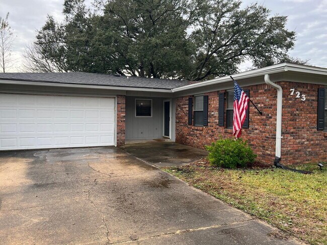 Building Photo - 723 Clark Dr