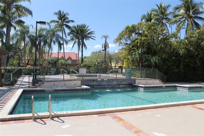 Foto del edificio - 18338 NW 68th Ave