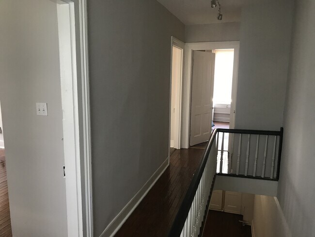 Foto del edificio - 327 S Laurel St