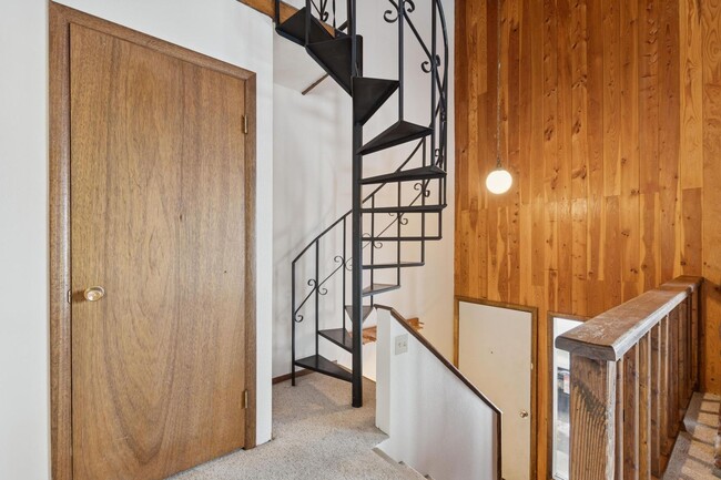 Building Photo - Wisconsin Townhome