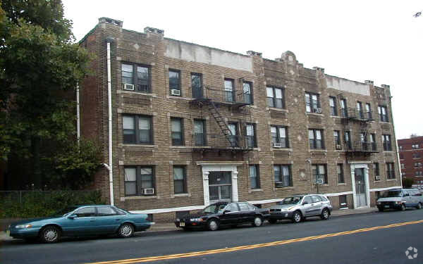 Building Photo - 140-144 Broadway