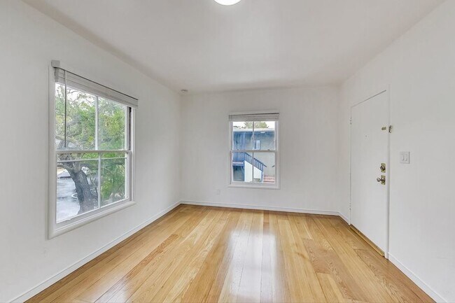 Building Photo - 1 Month Free! Remodeled 1-Bed Apt w/ In-Un...