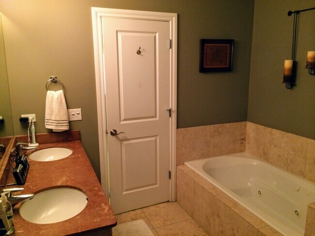 Baño principal - 1601 S State St