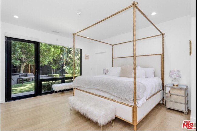 Foto del edificio - 8516 Franklin Ave
