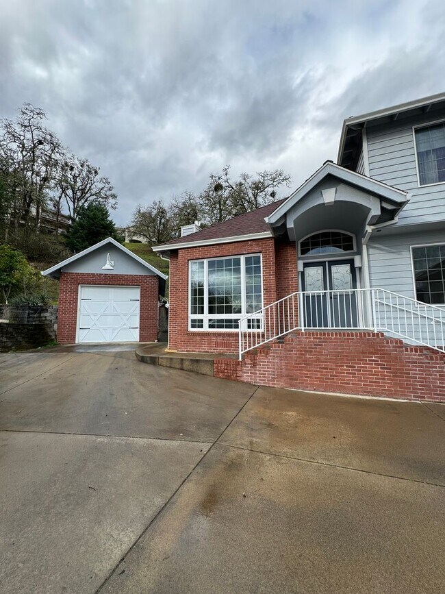 3 bedroom 2 1/2 bath two story in a great House Rental in