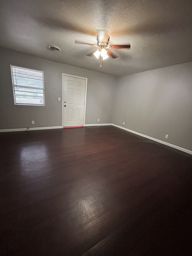 Foto del edificio - 1303 E 9th St