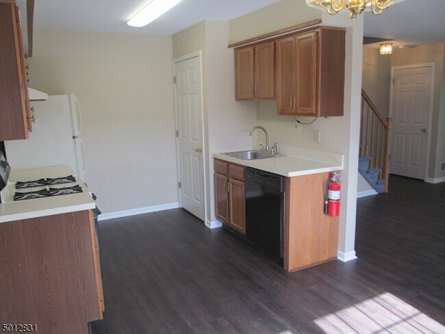 Building Photo - 6201 Belmont Dr