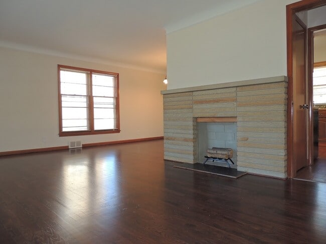 Building Photo - Astonishingly Renovated 3 Bedroom, 1.5 Bat...