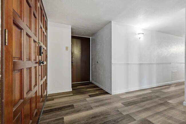 Foto del edificio - 2705 Treeview Dr