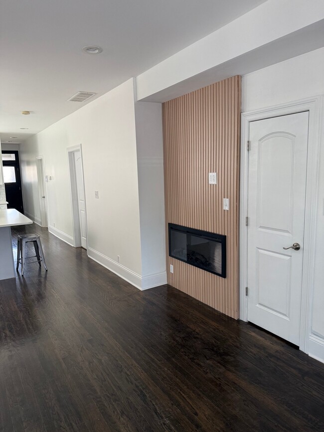 Building Photo - 3142 N Damen Ave